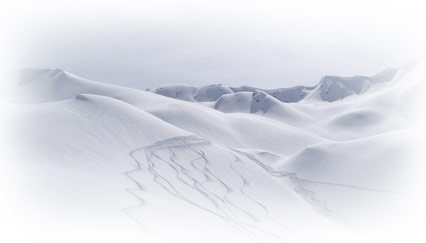 Skieur et moniteur au hors-piste du Monal